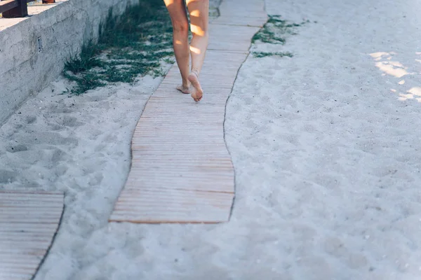 Vrouw wandelen op zandstrand — Stockfoto