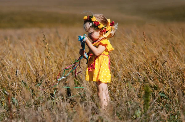 Çelenk alanında giyen küçük kız 
