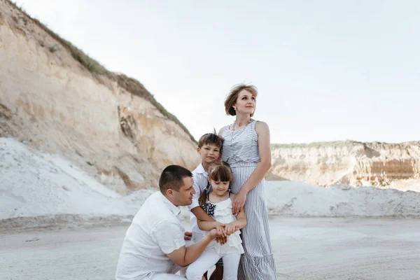 Glückliche Familie zu Fuß entlang der sandigen Stellen — Stockfoto