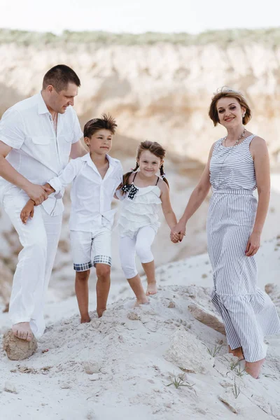 Séta a homokos helyeken boldog család — Stock Fotó