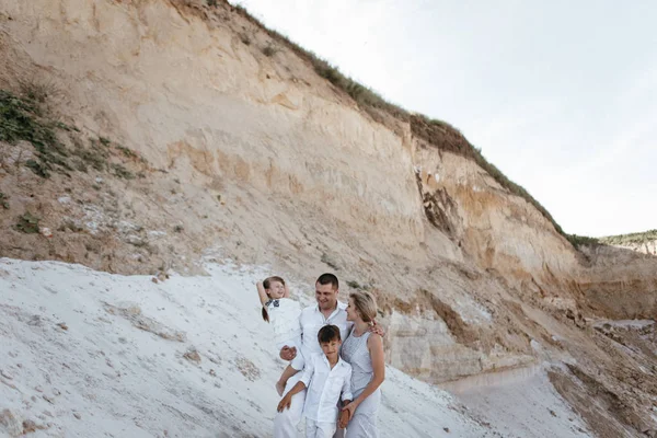 Ευτυχισμένη οικογένεια περπατώντας τα αμμώδη μέρη — Φωτογραφία Αρχείου
