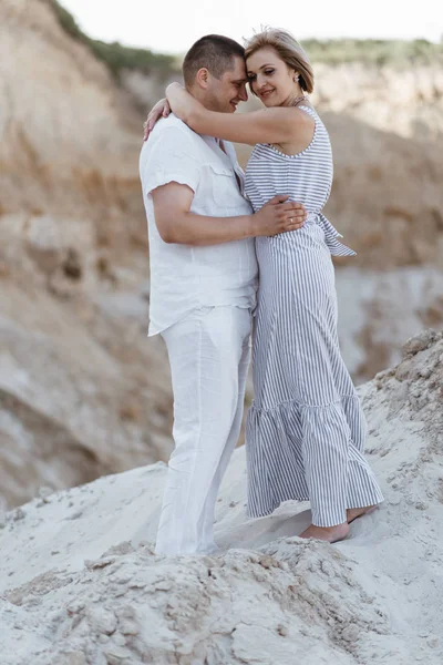 Kumlu yerlerde bir yolda Çift