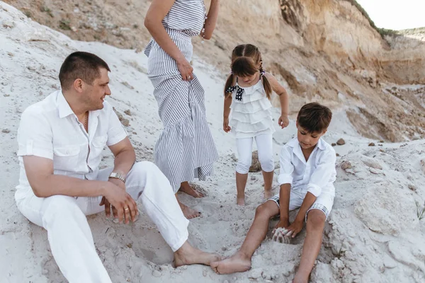 Felice famiglia passeggiando lungo i luoghi sabbiosi — Foto Stock