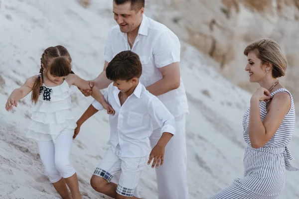 Mutlu aile boyunca kumlu yerlere yürüme