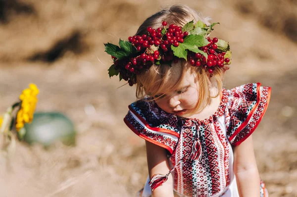 Saman yakınındaki desenlerle elbiseli kız