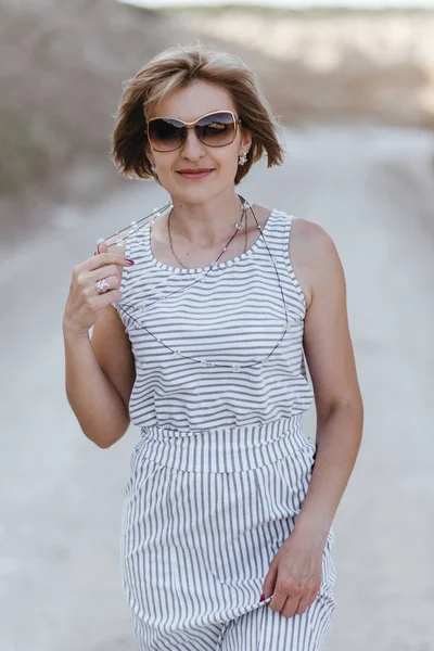 Kadın kumlu yerlerde bir yolda