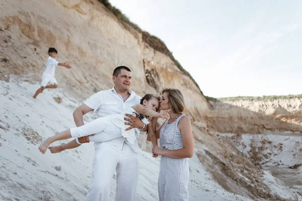 Família feliz andando ao longo dos lugares arenosos — Fotografia de Stock