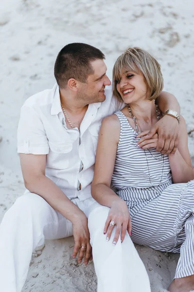 Kumlu yerlerde bir yolda Çift