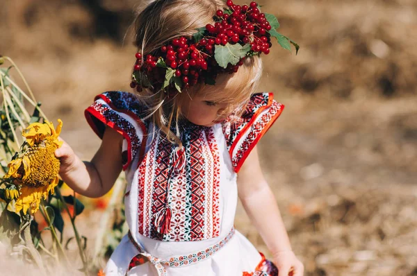 Saman yakınındaki desenlerle elbiseli kız