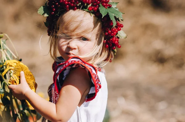 Saman yakınındaki desenlerle elbiseli kız