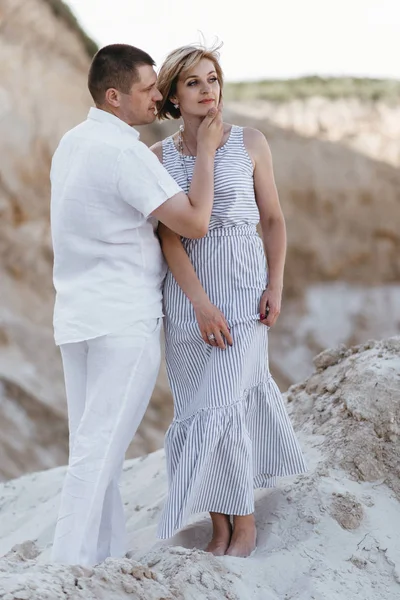 Kumlu yerlerde bir yolda Çift