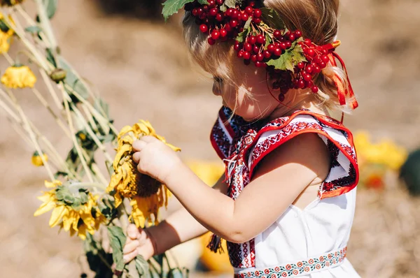 Saman yakınındaki desenlerle elbiseli kız