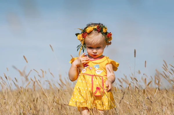 Çelenk alanında giyen küçük kız 