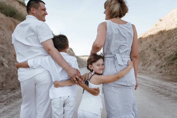 Séta a homokos helyeken boldog család — Stock Fotó