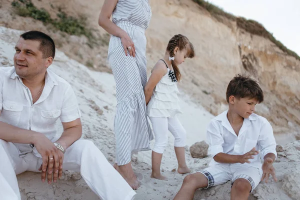 Lycklig familj promenader längs sandstranden förlägger — Stockfoto