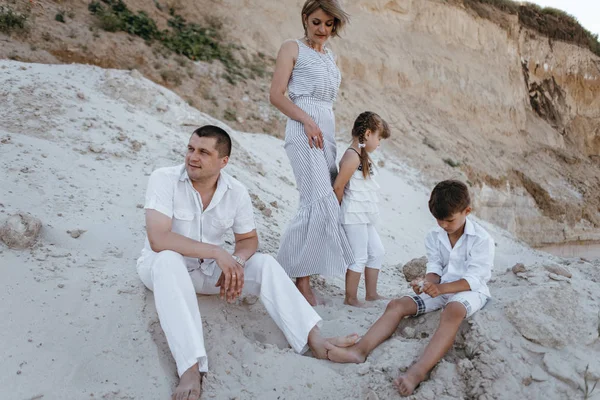 Familia feliz caminando por los lugares arenosos — Foto de Stock