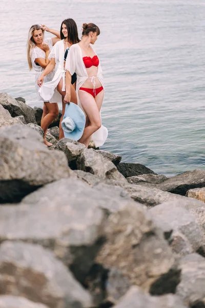 Красивые девушки в купальниках по морю — стоковое фото