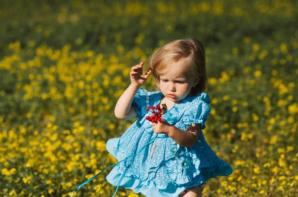 Menina no campo de flores amarelas — Fotografia de Stock