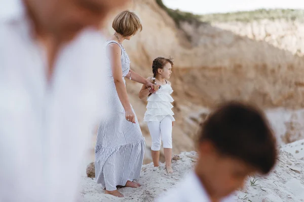 Счастливая семья гуляет по песчаным местам — стоковое фото