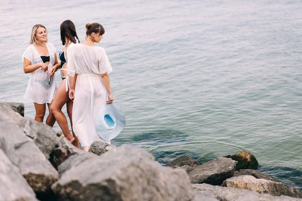 Belle ragazze in costume da bagno via mare — Foto Stock