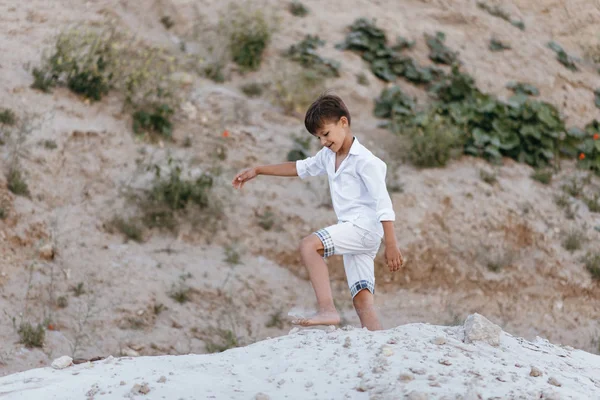 Çocuk kumlu yerlerde bir yolda