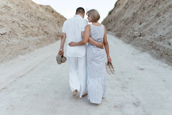 Kumlu yerlerde bir yolda Çift