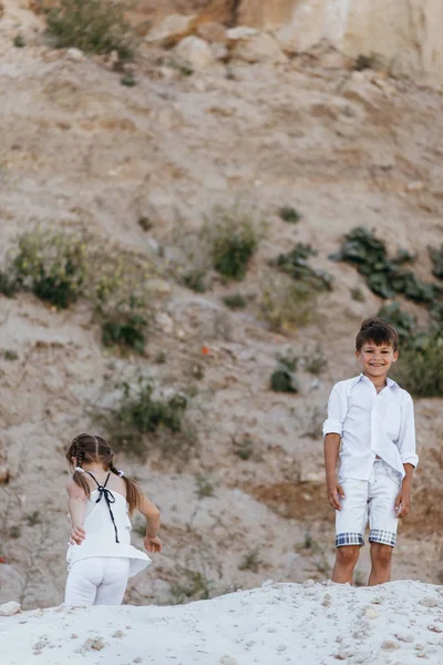 Bambini in passeggiata nei luoghi sabbiosi — Foto Stock