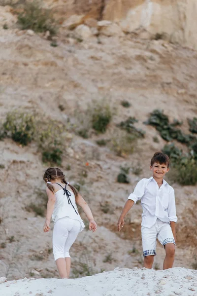 Çocuklar kumlu yerlerde bir yolda