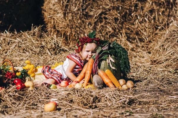 Saman yakınındaki desenlerle elbiseli kız