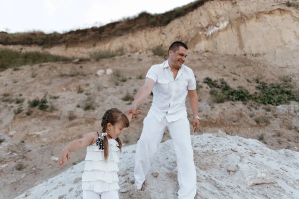 Mutlu aile boyunca kumlu yerlere yürüme