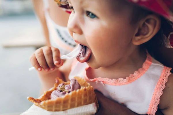 Bebê comer sorvete — Fotografia de Stock