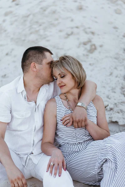 Kumlu yerlerde bir yolda Çift