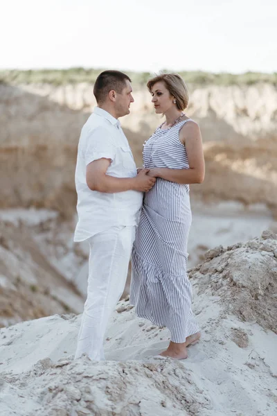 Kumlu yerlerde bir yolda Çift