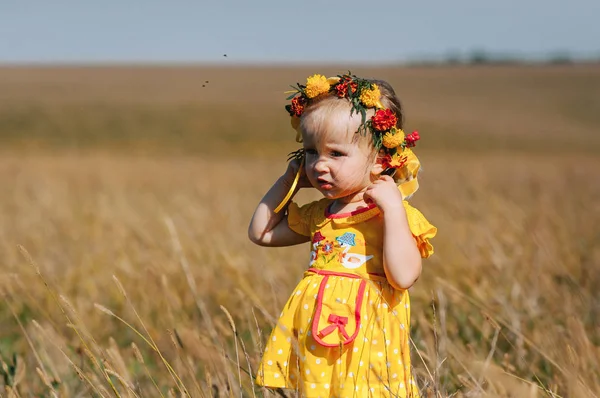 Menina vestindo grinalda no campo — Fotografia de Stock