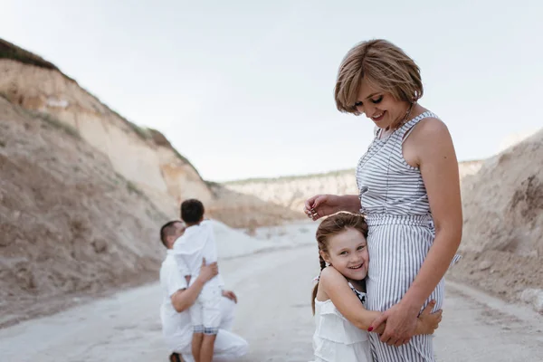 Lycklig familj promenader längs sandstranden förlägger — Stockfoto