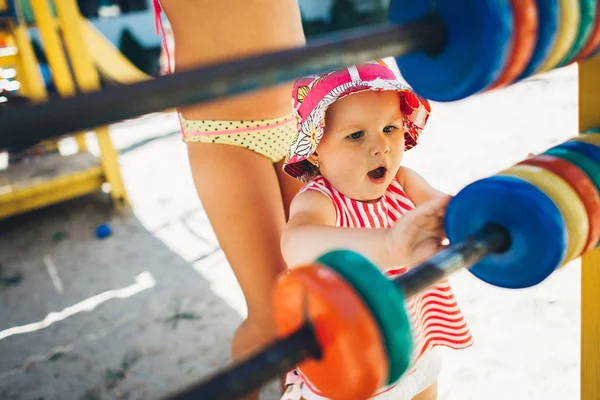 Bambina al parco giochi — Foto Stock