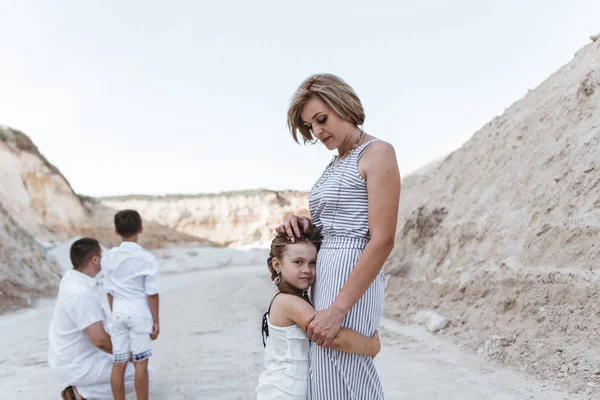 Lycklig familj promenader längs sandstranden förlägger — Stockfoto