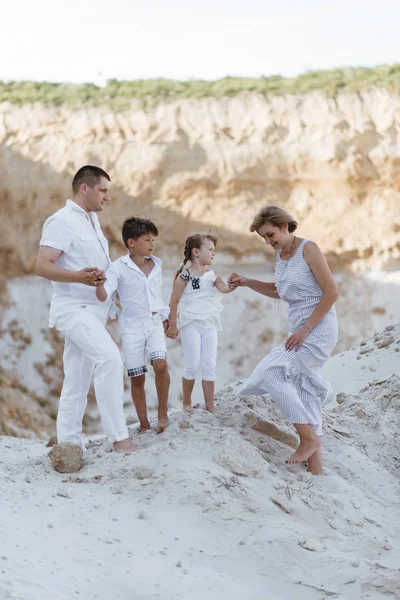 Felice famiglia passeggiando lungo i luoghi sabbiosi — Foto Stock