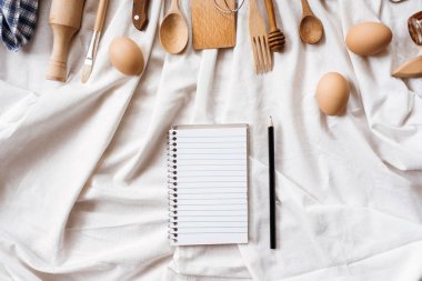 Beyaz battaniye üzerinde mutfak gereçleri 