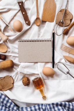Beyaz battaniye üzerinde mutfak gereçleri 