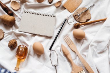 Beyaz battaniye üzerinde mutfak gereçleri 