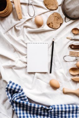 Beyaz battaniye üzerinde mutfak gereçleri 