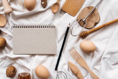 Beyaz battaniye üzerinde mutfak gereçleri 