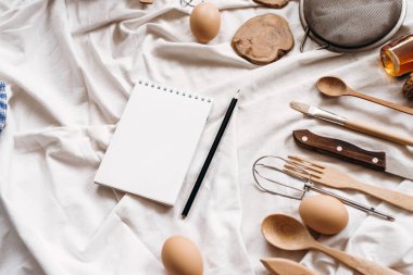 Beyaz battaniye üzerinde mutfak gereçleri 