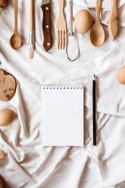 Beyaz battaniye üzerinde mutfak gereçleri 