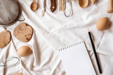 Beyaz battaniye üzerinde mutfak gereçleri 