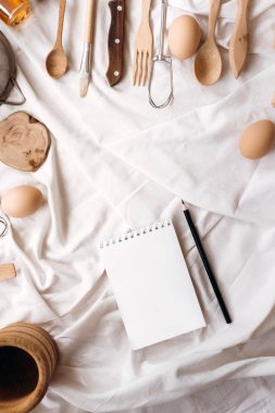 Beyaz battaniye üzerinde mutfak gereçleri 