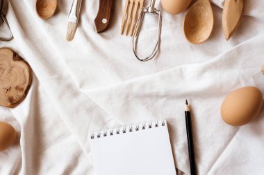 Beyaz battaniye üzerinde mutfak gereçleri 