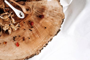 kurutulmuş mantar ve köpek gül