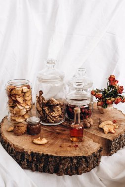 kurutulmuş elma ve köpek gül